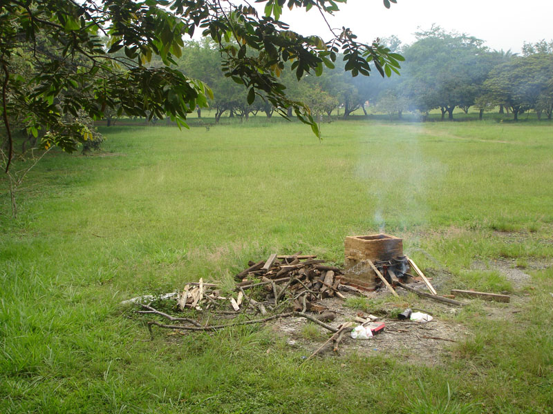 Quema de piezas de arcilla en horno de leña, Universidad del Valle, Cali, Valle del Cauca