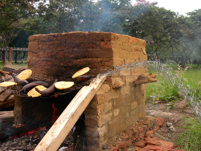 Quema de piezas de arcilla en horno de leña, Universidad del Valle, Cali, Valle del Cauca