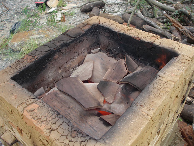 Quema de piezas de arcilla en horno de leña, Universidad del Valle, Cali, Valle del Cauca